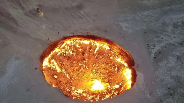 Un événement mystérieux à l'ère soviétique a ouvert la 'Porte vers l'Enfer'. Les flammes commencent à s'éteindre 3 Image de la cratère Darvaza au Turkménistan, la flamme Porte de l'Enfer