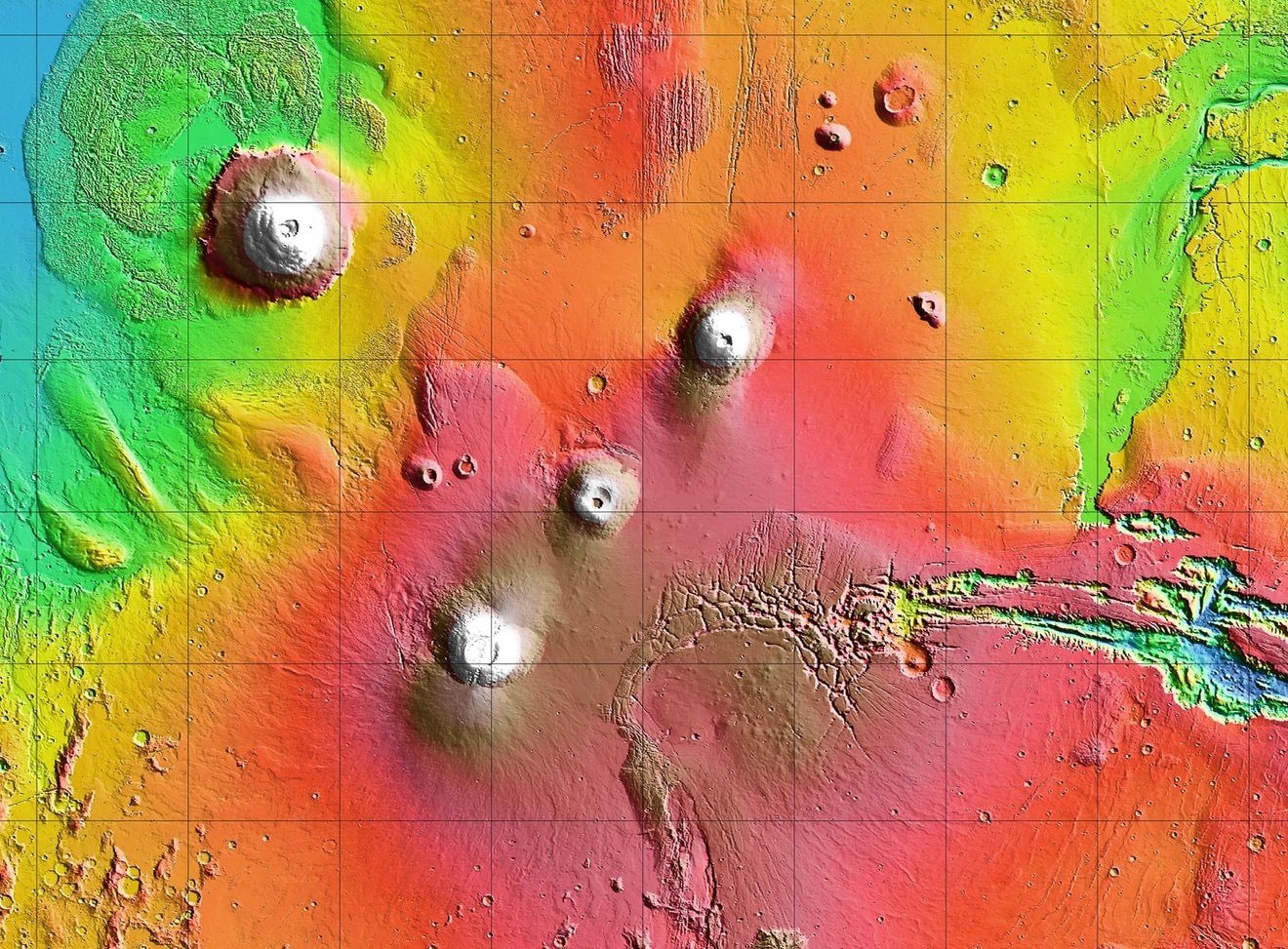 Un gigantesque volcan émerge des nuages de Mars : voici cette magnifique photo 4 Les volcans de Mars. En bas, l'Arsia Mons, en haut à gauche, l'Olympus Mons. Crédit: NASA/JPL-Caltech