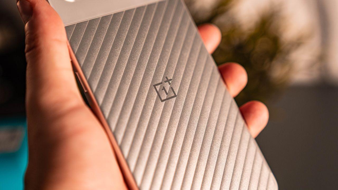 OxygenOS 15 détruit les batteries des smartphones OnePlus 3 Destacada OnePlus Nord 4 parte trasera árbol