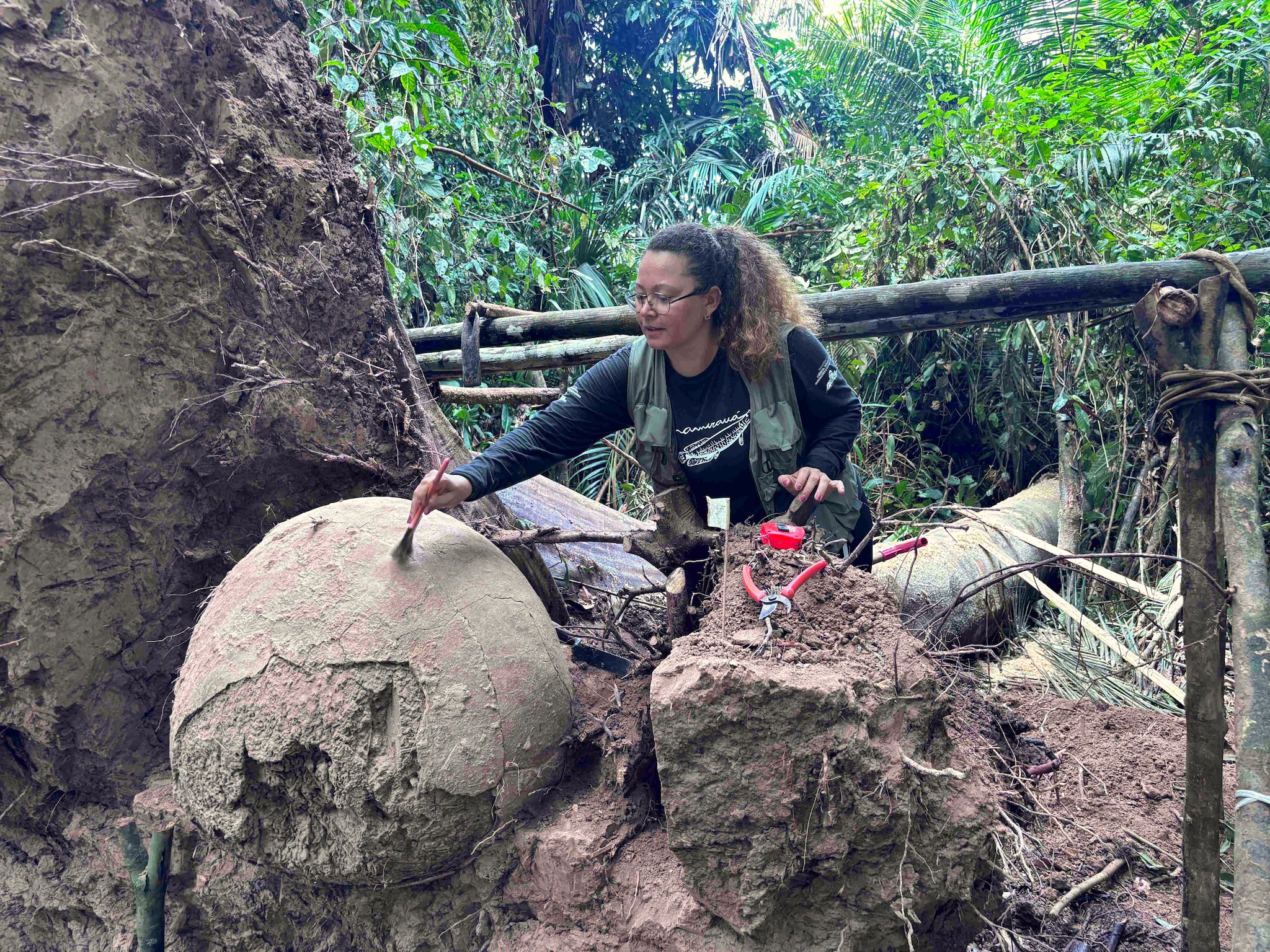 Des sphères gigantesques et mystérieuses découvertes sous un arbre tombé en Amazonie : une découverte macabre à l'intérieur 3 La récupération de l'une des urnes. Crédit : Marcio Amaral