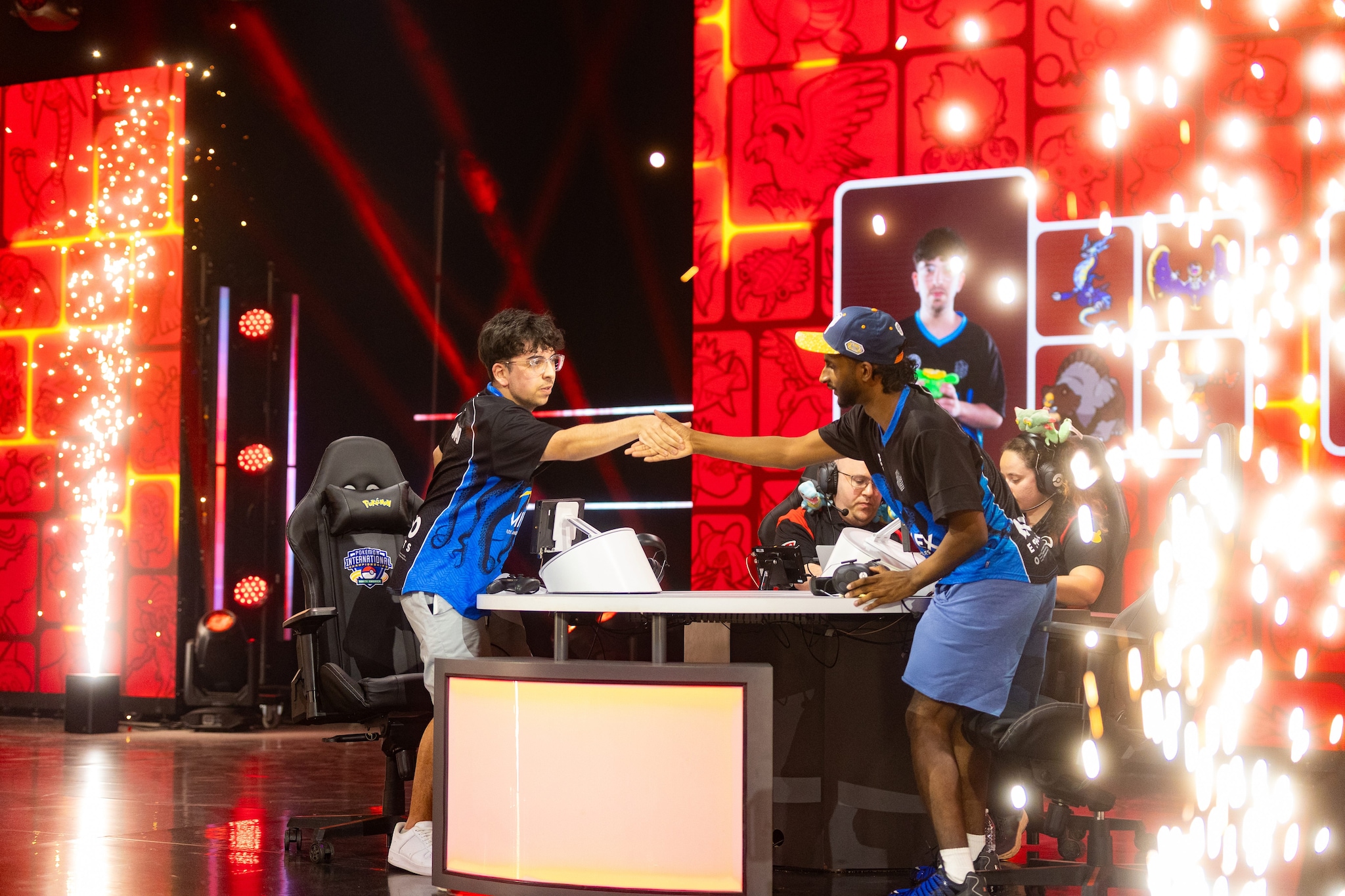 Federico Camporesi, 20 ans, est devenu champion Pokémon : « Je m'entraîne 8 heures par jour, tous les jours » 3 INTERVIEW AVEC FEDERICO CAMPORESI | Camporesi et Marco Silva lors de la finale à New Orleans, tous deux membres de l'équipe NOVO Esports et du collectif Il Server.