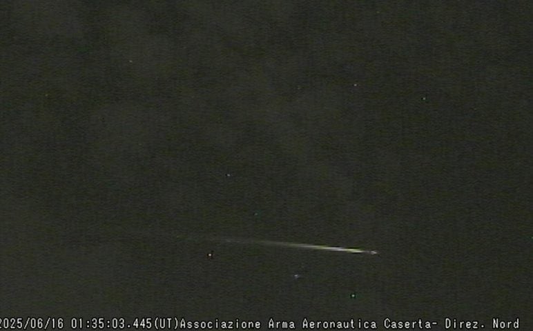 Un satellite Starlink se désintègre dans le ciel entre Campanie et Pouilles : l'événement expliqué par des experts 3 Le retour désordonné du satellite Starlink au-dessus de la Campanie et des Pouilles: les images