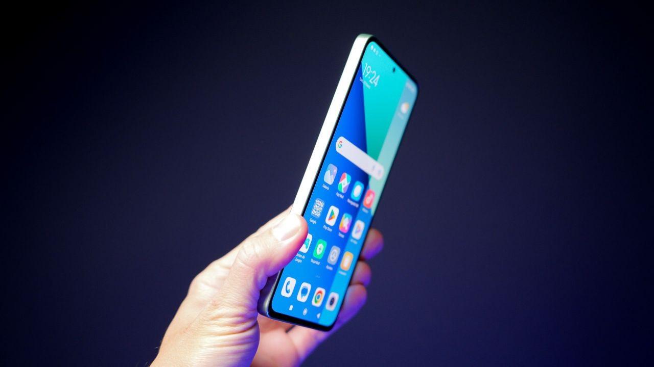 5 mobiles Xiaomi qui ont révolutionné le marché et ont connu un succès de ventes 5 redmi note 13 en main