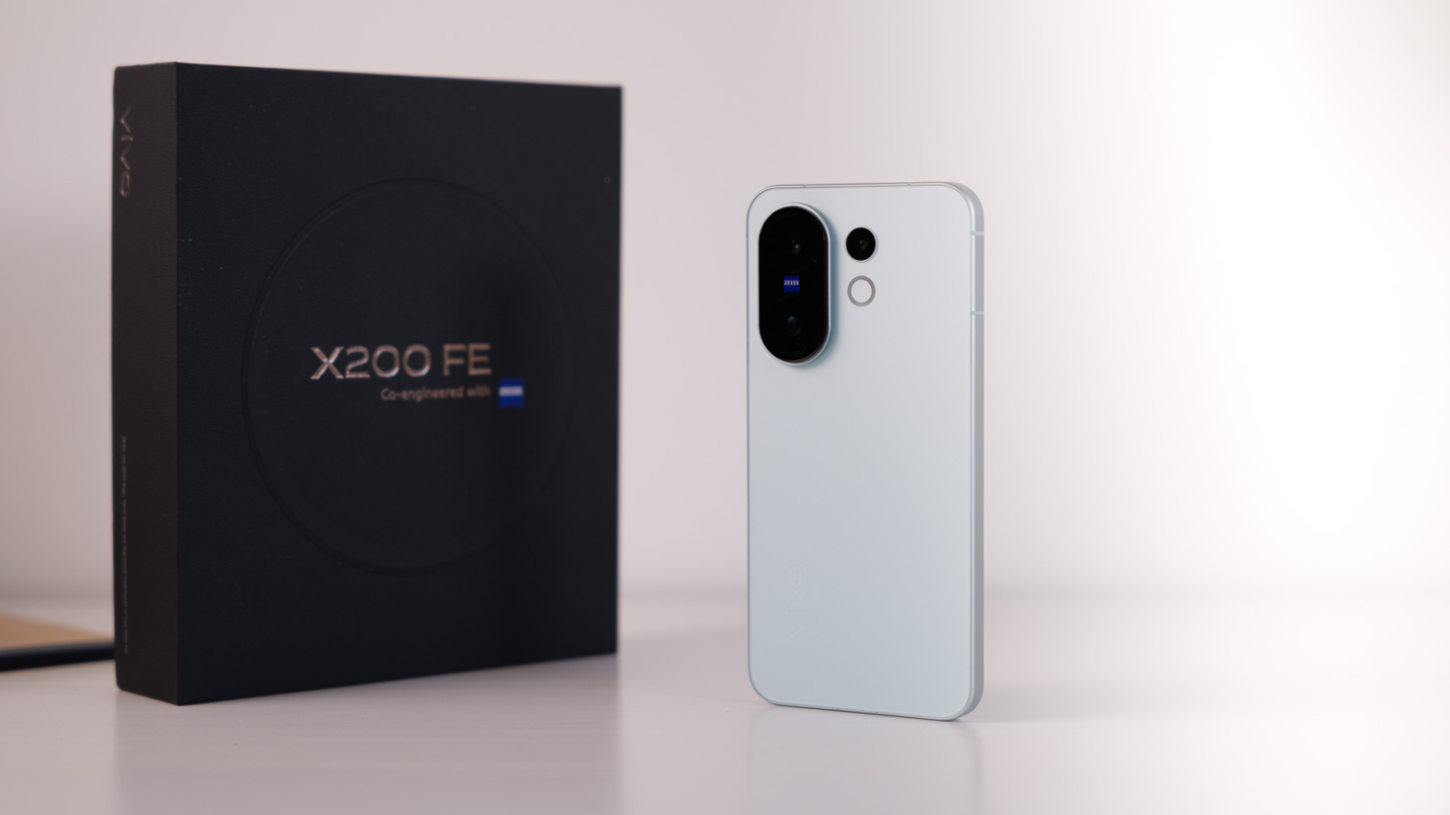 Le vivo X200 FE entre en jeu : découvrez le nouveau smartphone compact avec caméras professionnelles ZEISS