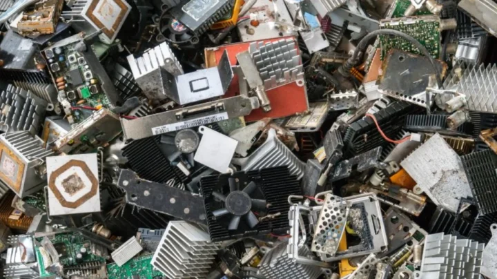 Bientôt, vous pourrez extraire facilement l'or de vos anciens téléphones et ordinateurs portables ! 4 Image de déchets électroniques chargés d'or