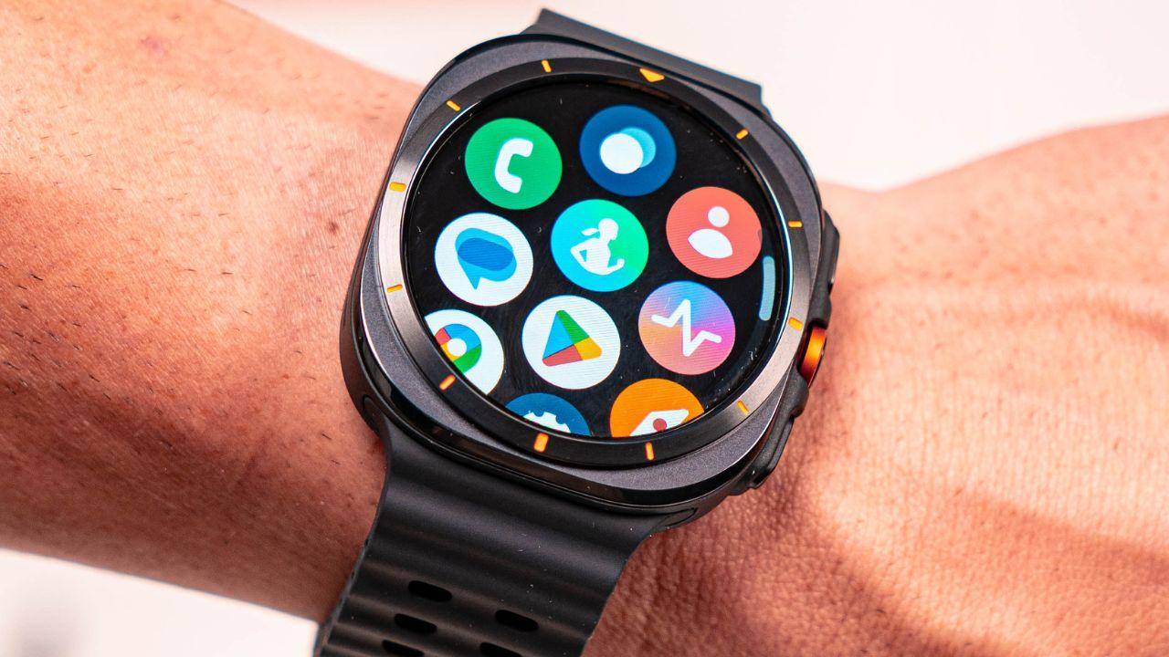 3 Samsung Galaxy Watch à acheter maintenant qu'ils sont en promotion 2 samsung galaxy watch ultra en main