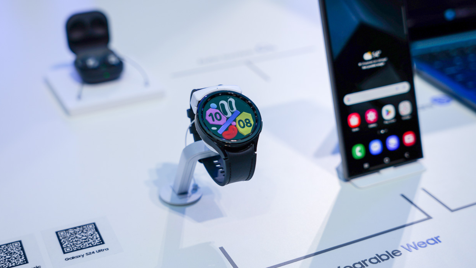 5 raisons pour lesquelles un smartwatch avec WearOS est moins performant 2 Galaxy Watch 6 classique avec WearOS et mobile