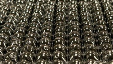 Ces bulles noires capturent l'eau fraîche de l'air sans batterie ni panneaux solaires 2 Le bolle nere di idrogel in grado di catturare l’acqua dall’aria del deserto. Credit: MIT