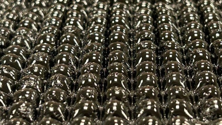 Ces bulles noires capturent l'eau fraîche de l'air sans batterie ni panneaux solaires 1 Le bolle nere di idrogel in grado di catturare l’acqua dall’aria del deserto. Credit: MIT