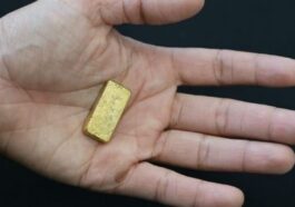Comment récupérer de l'or dans d'anciens ordinateurs et smartphones : une technique innovante et économique 16 Un petit lingot d’or obtenu en extrayant le métal de vieux déchets électroniques. Crédit : Justin M. Chalker