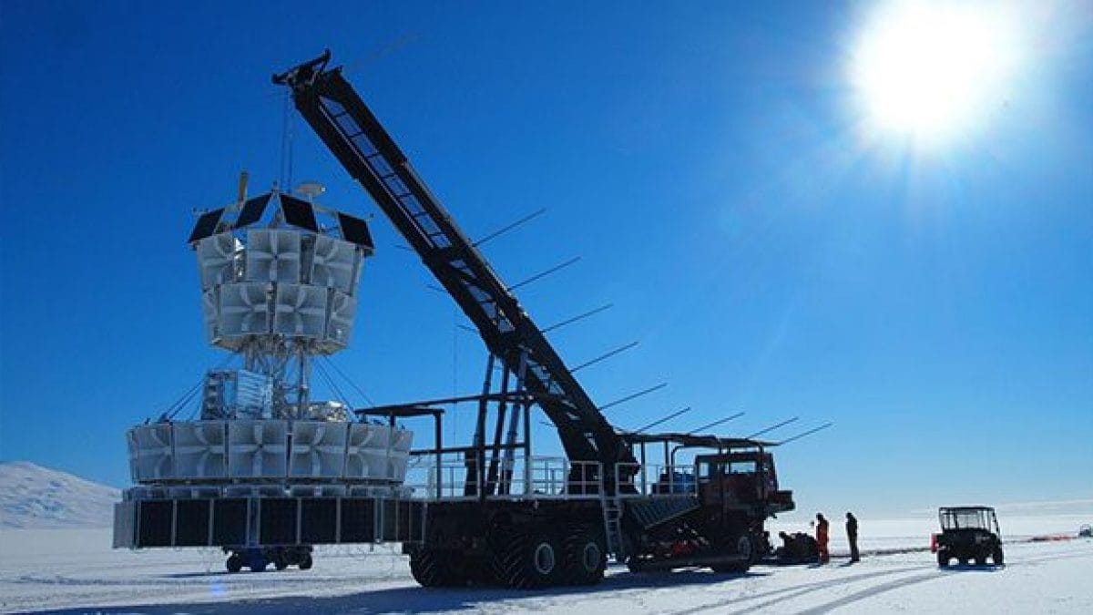 Deux ondes radio anormales détectées sous la glace de l'Antarctique : "C'est physiquement impossible"