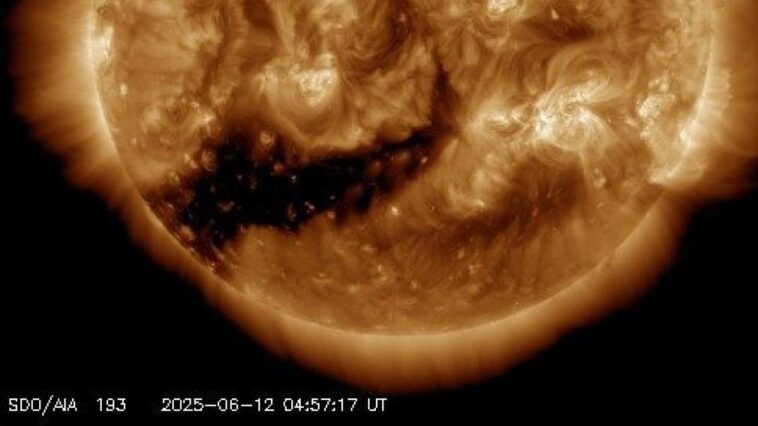 Énorme trou coronal apparu sur le Soleil vise la Terre : alerte à la tempête solaire le 14 juin 1 Le trou coronale sur le Soleil. Crédit : NASA/SDO/AIA