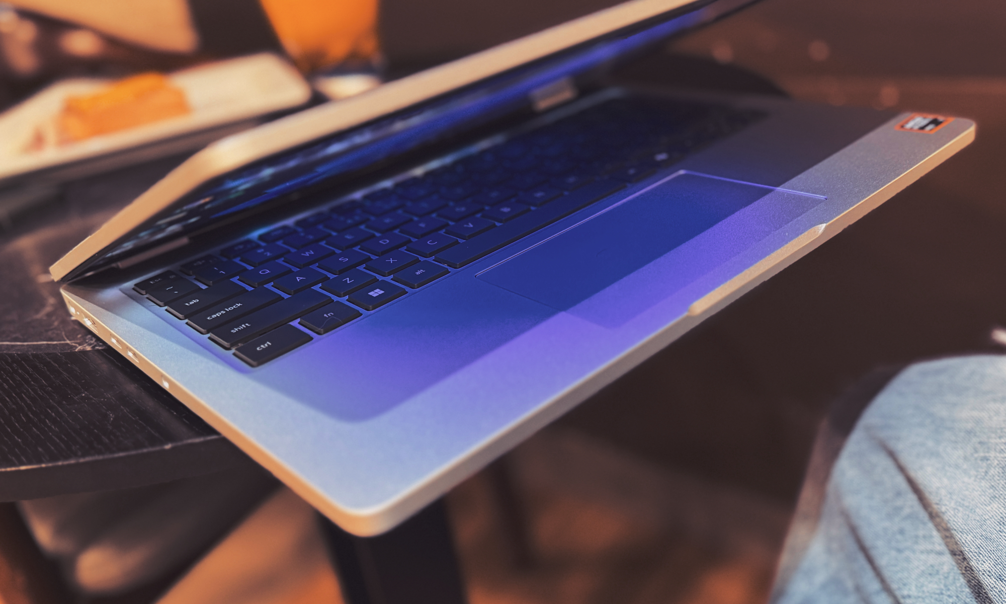 Hésitant entre un MacBook Air et un Pro ? Je vous recommande quelque chose de totalement différent 2 Vue en angle du Dell Pro 14.