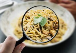 Chi è celiaco deve evitare di mangiare pasta, ma anche il pane, la pizza e tutti gli altri alimenti che contengono glutine - il complesso proteico (glutenina e gliadina) presente nel grano, nella segale e nell'orzo - possono scatenare una reazione autoimmune nelle persone con celiachia / Credit: iStock