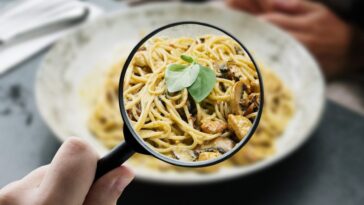 La maladie cœliaque se révèle désormais sans consommer de gluten : découvrez le nouveau test venu d'Australie 21 Chi è celiaco deve evitare di mangiare pasta, ma anche il pane, la pizza e tutti gli altri alimenti che contengono glutine - il complesso proteico (glutenina e gliadina) presente nel grano, nella segale e nell'orzo - possono scatenare una reazione autoimmune nelle persone con celiachia / Credit: iStock