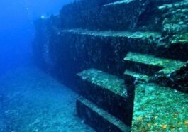 Un détail de la structure de Yonaguni, la formation sous-marine qui rappelle les pyramides égyptiennes / Crédit : BBC