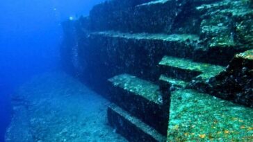 La pyramide sous-marine du Japon : l'un des plus grands mystères non résolus 24 Un détail de la structure de Yonaguni, la formation sous-marine qui rappelle les pyramides égyptiennes / Crédit : BBC
