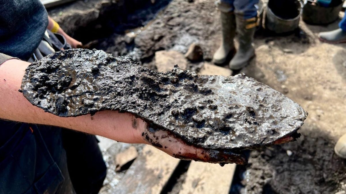 La sandale d'un soldat romain aux pieds immenses émerge de la boue : une taille incroyable 2 La grande scarpa recuperata nel forte romano Magna. Credit: Vindolanda Trust