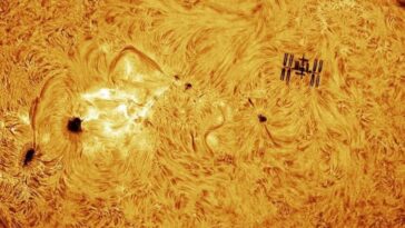 La station spatiale traverse le soleil lors d'une éruption : un cliché époustouflant de l'astrophotographe 4 L’ISS a destra e il brillamento a sinistra. Credit: Andrew McCarthy