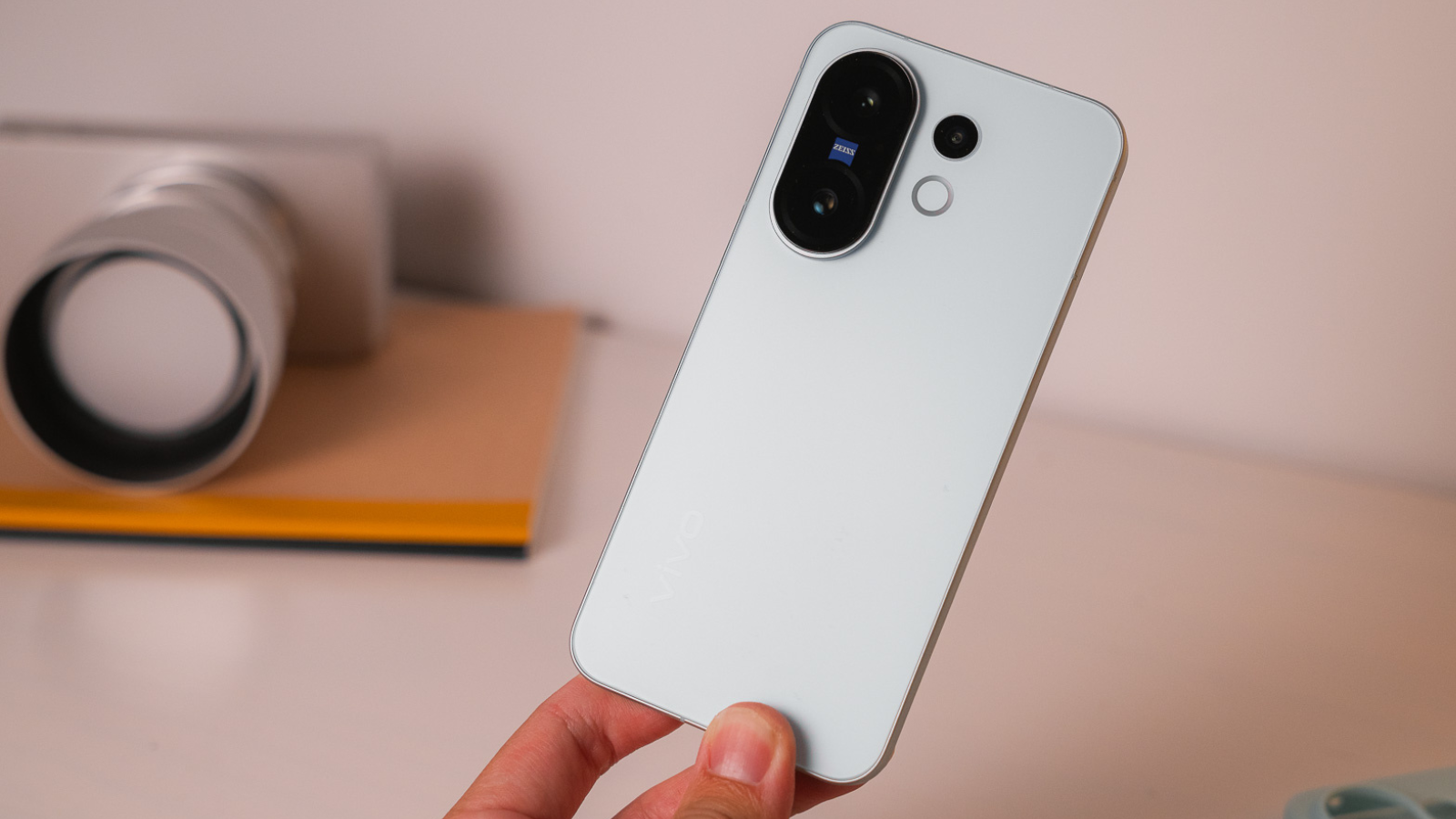 Le vivo X200 FE entre en jeu : découvrez le nouveau smartphone compact avec caméras professionnelles ZEISS 2 Design du vivo X200 FE