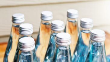Les bouteilles en verre libèrent plus de microplastiques que celles en plastique, selon une étude : comment est-ce possible ? 24 Image