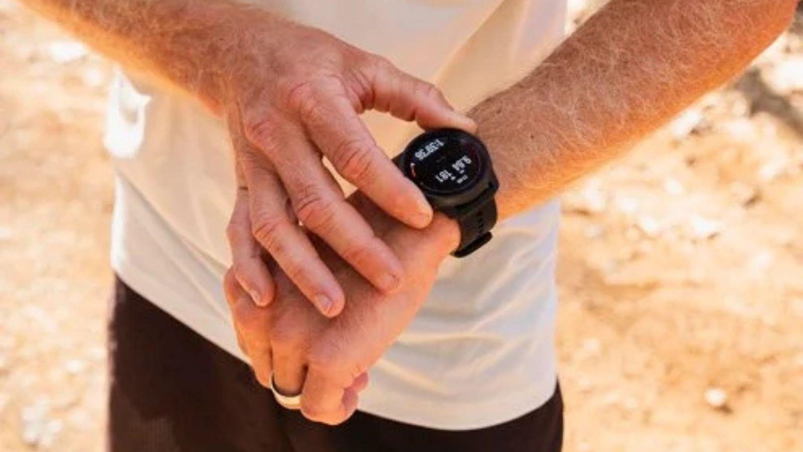 Les meilleurs montres SUUNTO pour cyclistes en 2025 2 Suunto Race S homme main