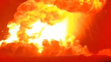 L'étonnant Starship de SpaceX explose au Texas, une immense boule de feu déchire la nuit 11 Explosion du lanceur Starship de SpaceX durant un test statique