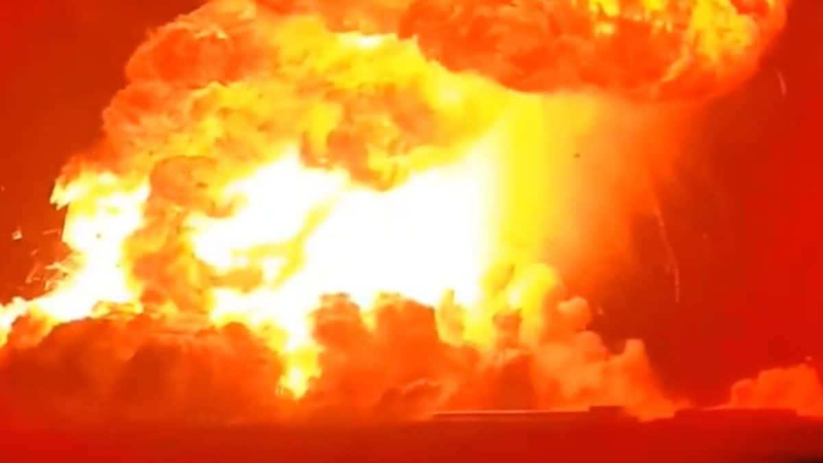 L'étonnant Starship de SpaceX explose au Texas, une immense boule de feu déchire la nuit 2 Explosion du lanceur Starship de SpaceX durant un test statique