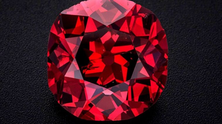 L'un des diamants rouges les plus rares au monde s'apprête à devenir l'un des plus célèbres 1 Il diamante Winston Red da 2,33 carati, il quinto diamante naturale di colore rosso (fancy red) più grande al mondo / Credit: Robert Weldon/Ronald Winston