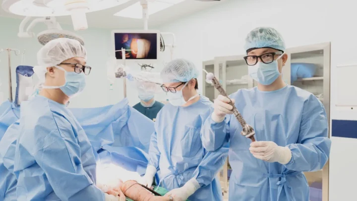 Médecine de précision : Le Vietnam réalise une prothèse de fémur en 3D pour un enfant atteint de cancer 2 Image du fémur de titane imprimé en 3D chez un enfant atteint de cancer