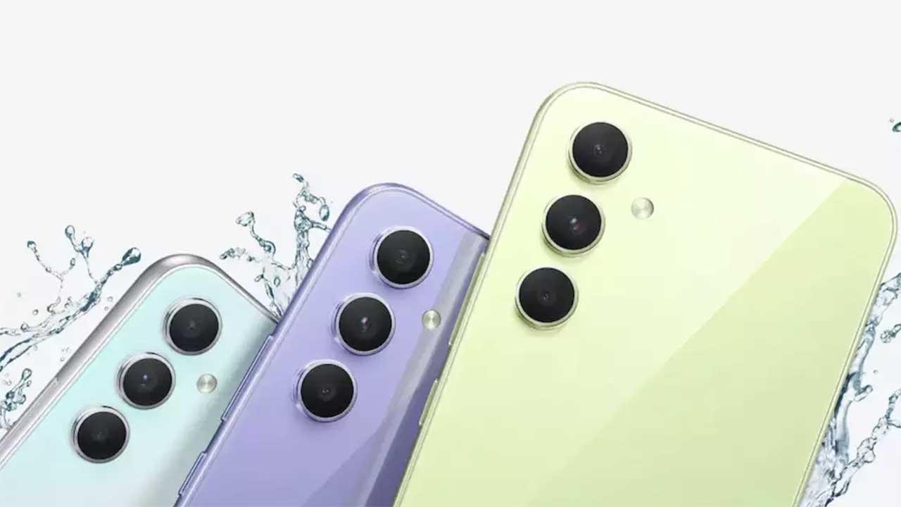 téléphone Samsung avec de l'eau