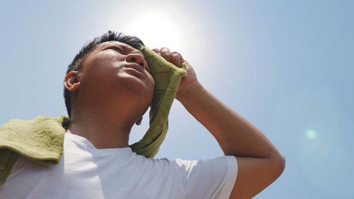Spécialistes avertissent : préparez-vous à des années de chaleur intense ! 2 Homem com calor, com toalha ao pescoço e a suar