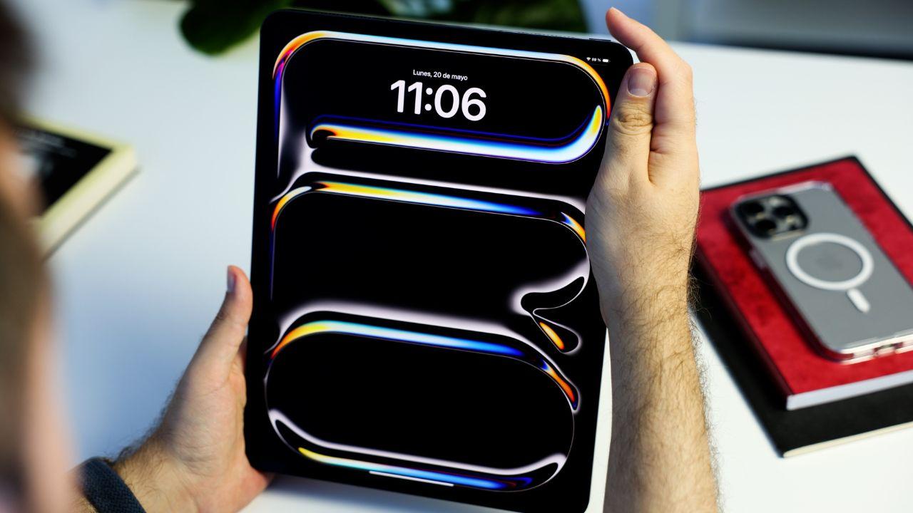 Tous les iPhone, Apple Watch et iPad qui ne peuvent pas être mis à jour vers la version 26 3 Destacada iPad Pro con iPad en mano