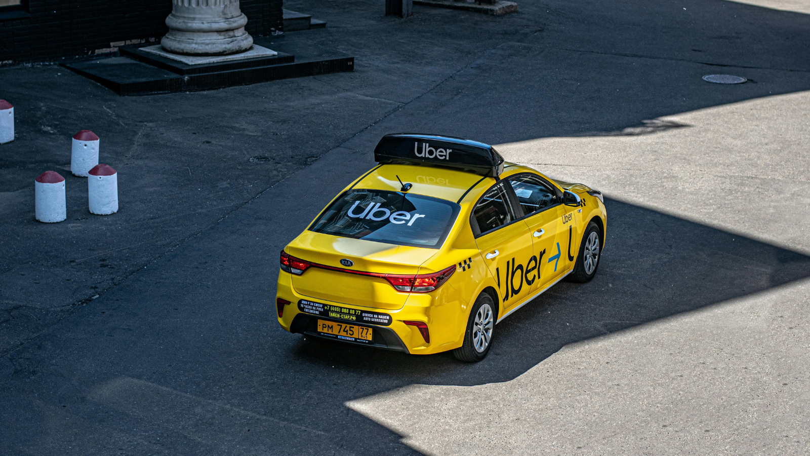 Astuce Uber pour payer n'importe quel voyage en liquide 2 Véhicule avec le logo d'Uber circulant