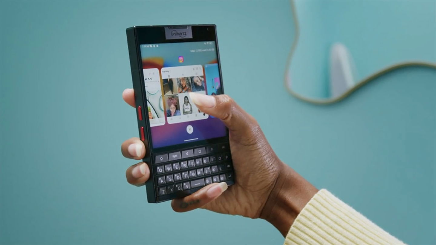 Tu te souviens des BlackBerry ? Découvre le Titan 2 : un smartphone Android avec clavier et 2 écrans ! 3 Le Titan 2 avec un design compact, double écran et clavier repensé