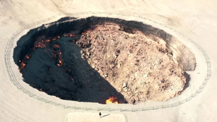 Un événement mystérieux à l'ère soviétique a ouvert la 'Porte vers l'Enfer'. Les flammes commencent à s'éteindre 2 Image de la cratère Darvaza au Turkménistan, la flamme Porte de l'Enfer