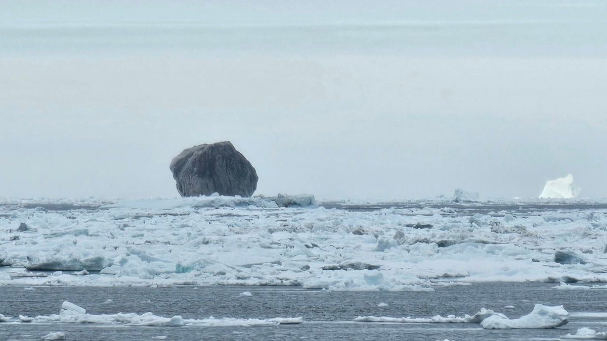 Un iceberg noir rarissime découvert au large des côtes canadiennes : comment s'est-il formé 2 L'iceberg noir. Crédit : Hallur Antoniussen/Facebook