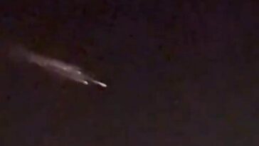 Un satellite Starlink se désintègre dans le ciel entre Campanie et Pouilles : l'événement expliqué par des experts 8 Satellit Starlink en désintégration capturé à Molfetta. Crédit: alessio.mele0 / Capture d'écran TikTok