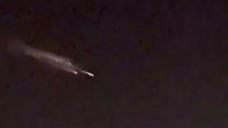 Un satellite Starlink se désintègre dans le ciel entre Campanie et Pouilles : l'événement expliqué par des experts 1 Satellit Starlink en désintégration capturé à Molfetta. Crédit: alessio.mele0 / Capture d'écran TikTok