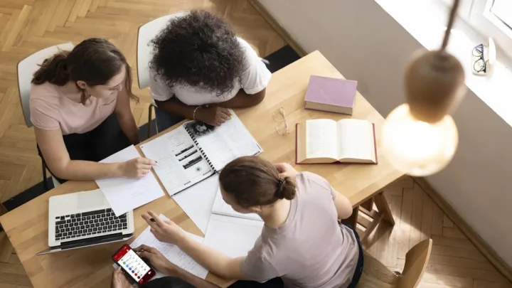 Une étude menée auprès de plus de 2300 étudiants révèle que plus de la moitié souffre de burnout... 2 Une etude menee aupres de plus de 2300 etudiants revele.webp