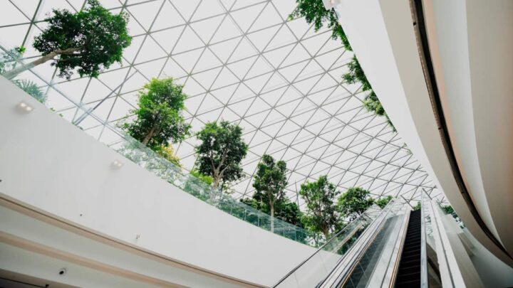 Coupole de chaleur : des températures extrêmes causées par un « tueur silencieux » 3 Intérieur d'un bâtiment avec des fenêtres en verre