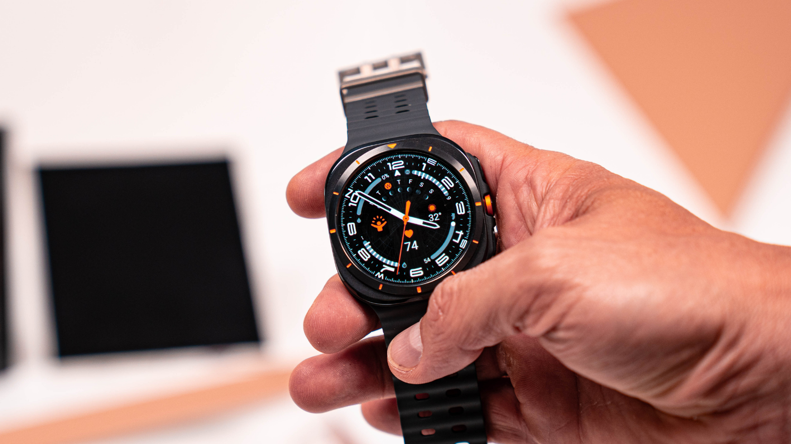 Samsung Galaxy Watch Ultra en main