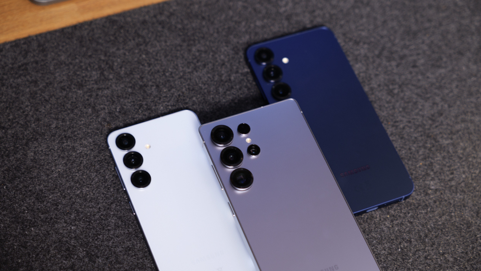 Vérifiez la connexion du chargeur. Que signifie cet avis mystérieux des smartphones Samsung 3 Samsung Galaxy S25 Series
