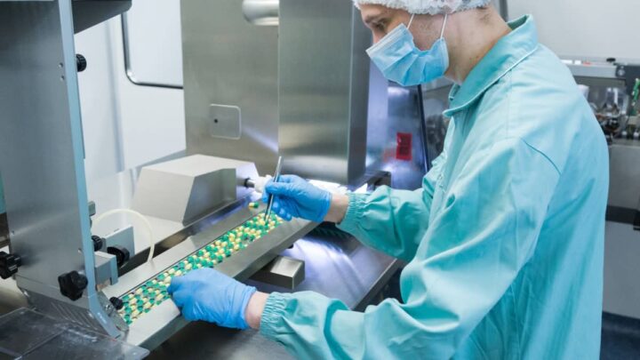 Trump attaque l'industrie pharmaceutique : des hausses de prix pouvant atteindre 200% “très bientôt” 3 Farmacêutico a analisar pastilhas