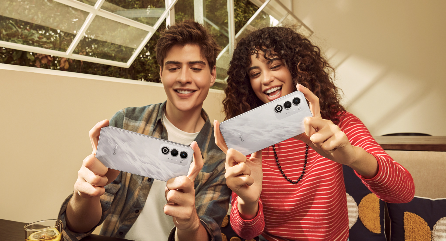 Adolescents jouant avec les OPPO A5 Series.