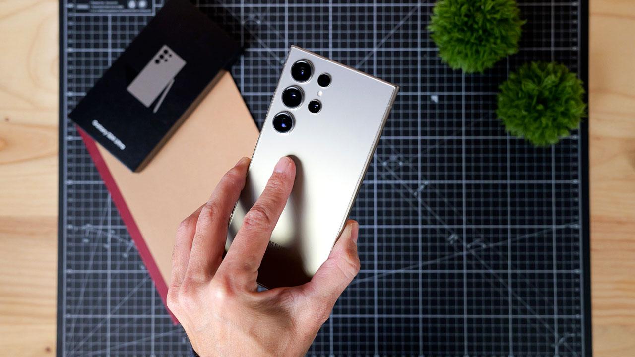 samsung galaxy s25 ultra con cámaras en mano
