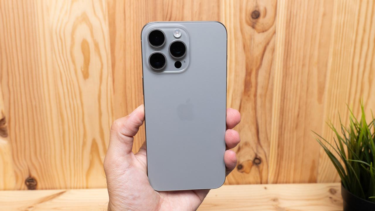 Tenant l'iPhone 16 Pro Max.