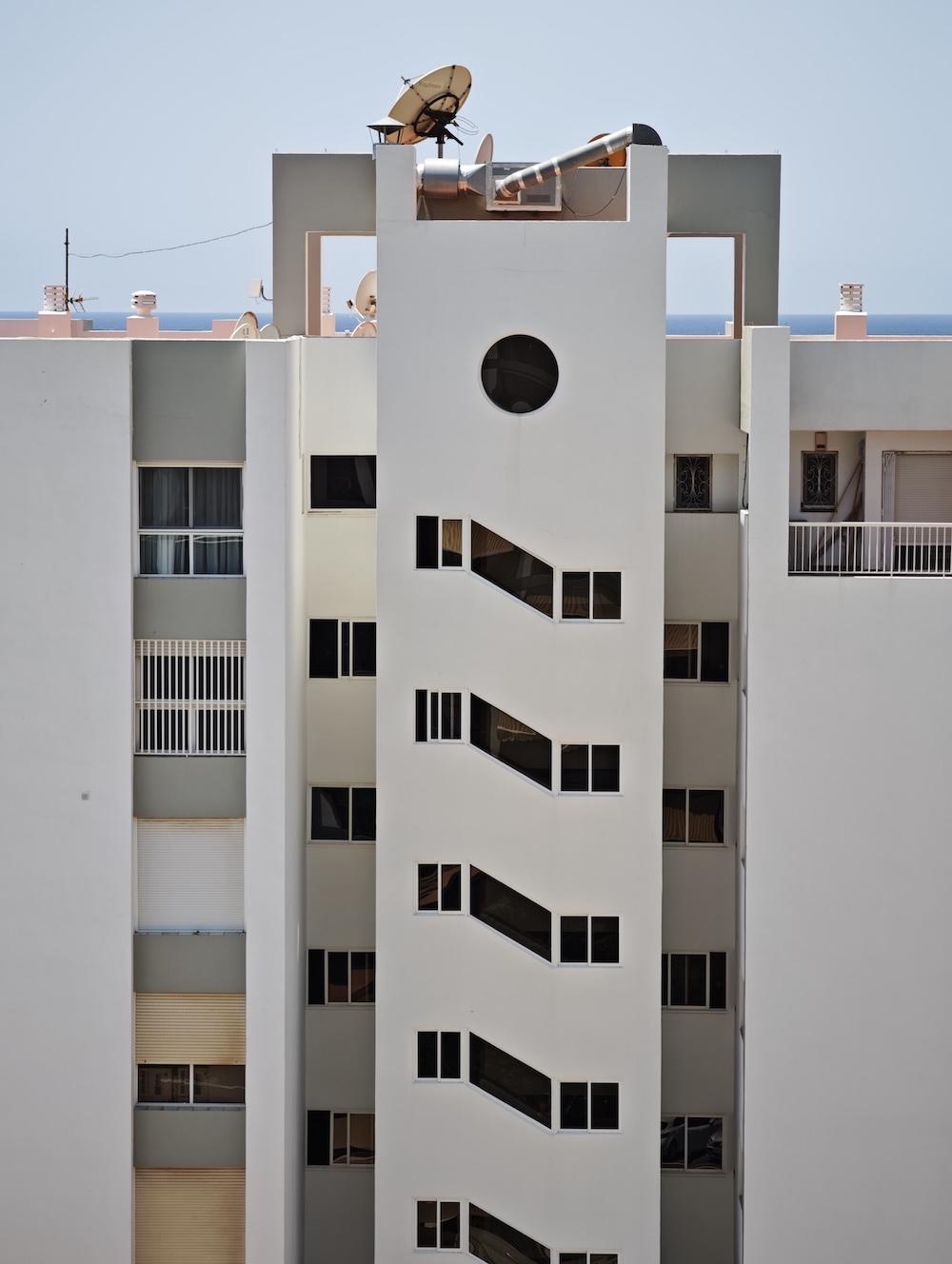 5 astuces PRO pour prendre des photos de voyage avec le Xiaomi 15 Ultra et son appareil photo exceptionnel 7 Appartements blancs sur la plage de Calpe, en Alicante