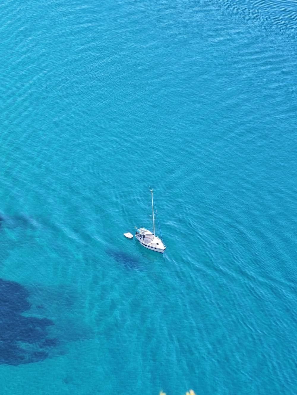 5 astuces PRO pour prendre des photos de voyage avec le Xiaomi 15 Ultra et son appareil photo exceptionnel 8 Photo d'un bateau à Calpe
