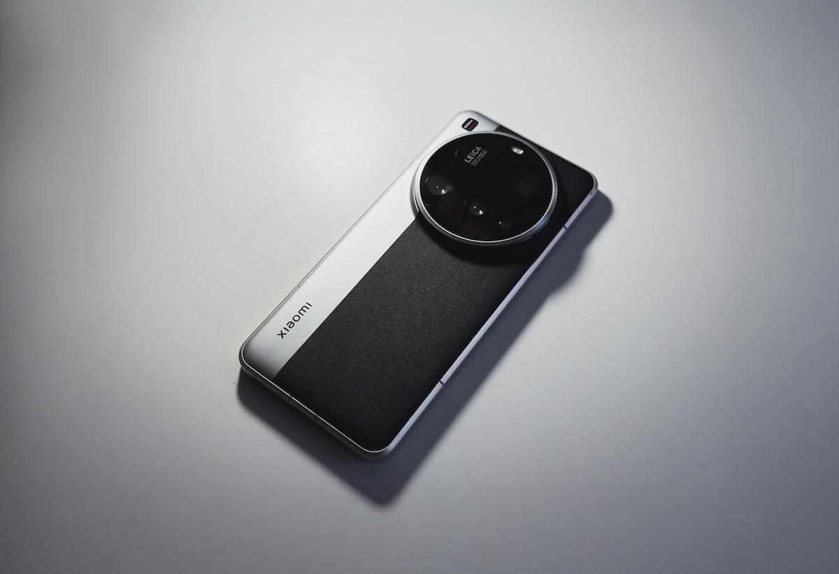 5 astuces PRO pour prendre des photos de voyage avec le Xiaomi 15 Ultra et son appareil photo exceptionnel 9 Xiaomi 15 Ultra sur une table